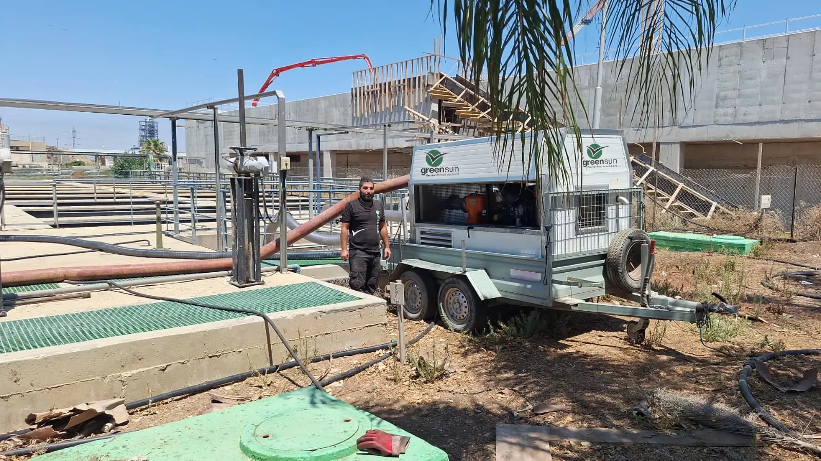 שאיבת שפכים עם בוצה במשאבה דיזל גדולה וחזקה במיוחד
